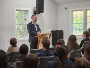 Rabbi Schusterman addresses the middle school girls.