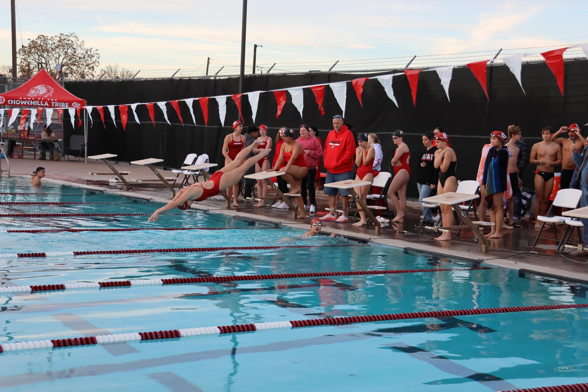 girls swimmers competing in the 400 free relay