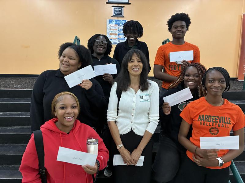 Pastor Recognizes Dual Enrollment Scholars with $100 Gifts at JCSD Celebration of Learning Featured Photo