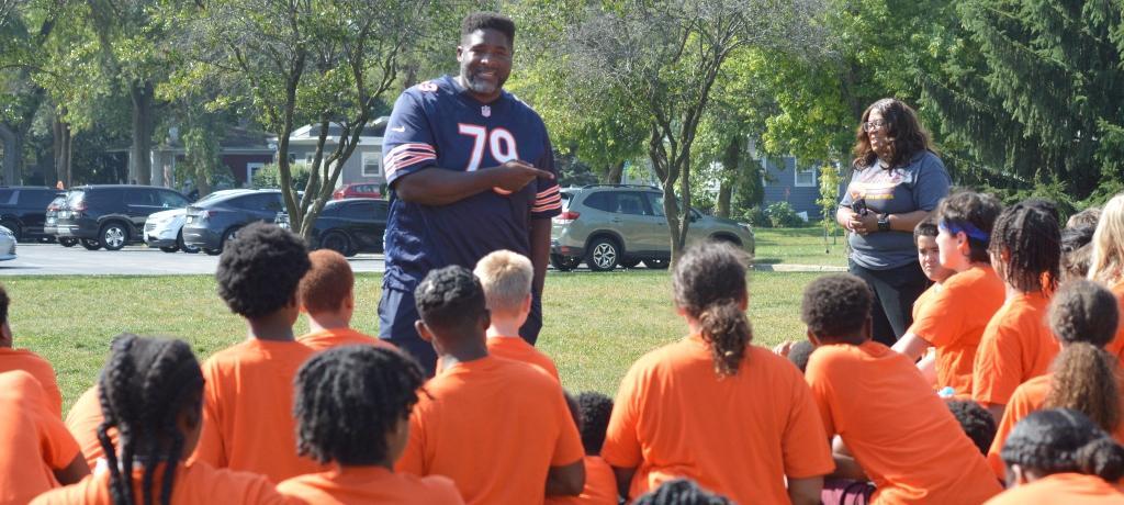 former Bears player talks to students