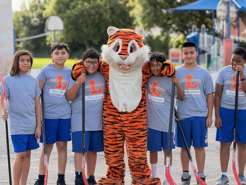 six sudents and the tiger mascot