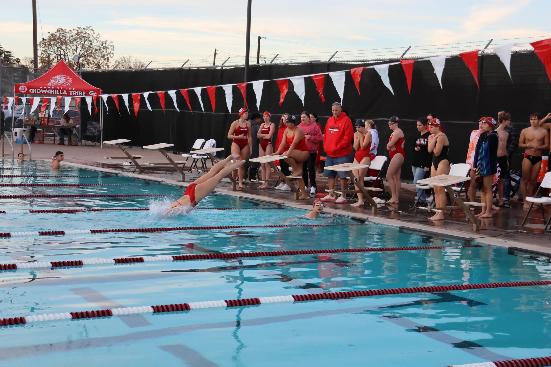 girls swimmers competing in the 400 free relay