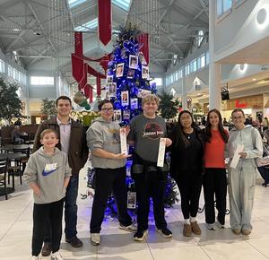 PHS Student Council at the mall to shop for Christmas toys