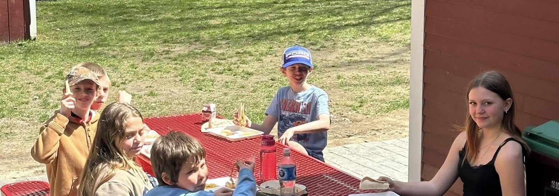 Students eat lunch