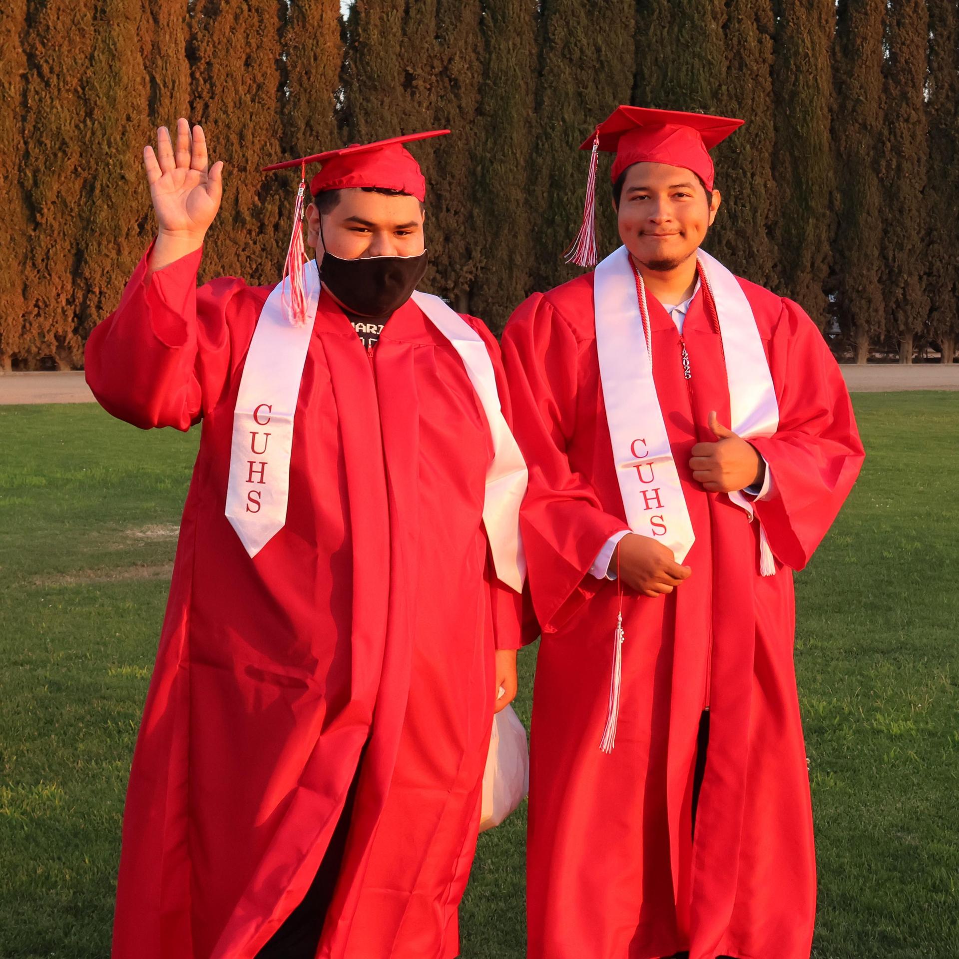 seniors posing together before walking in to graduation