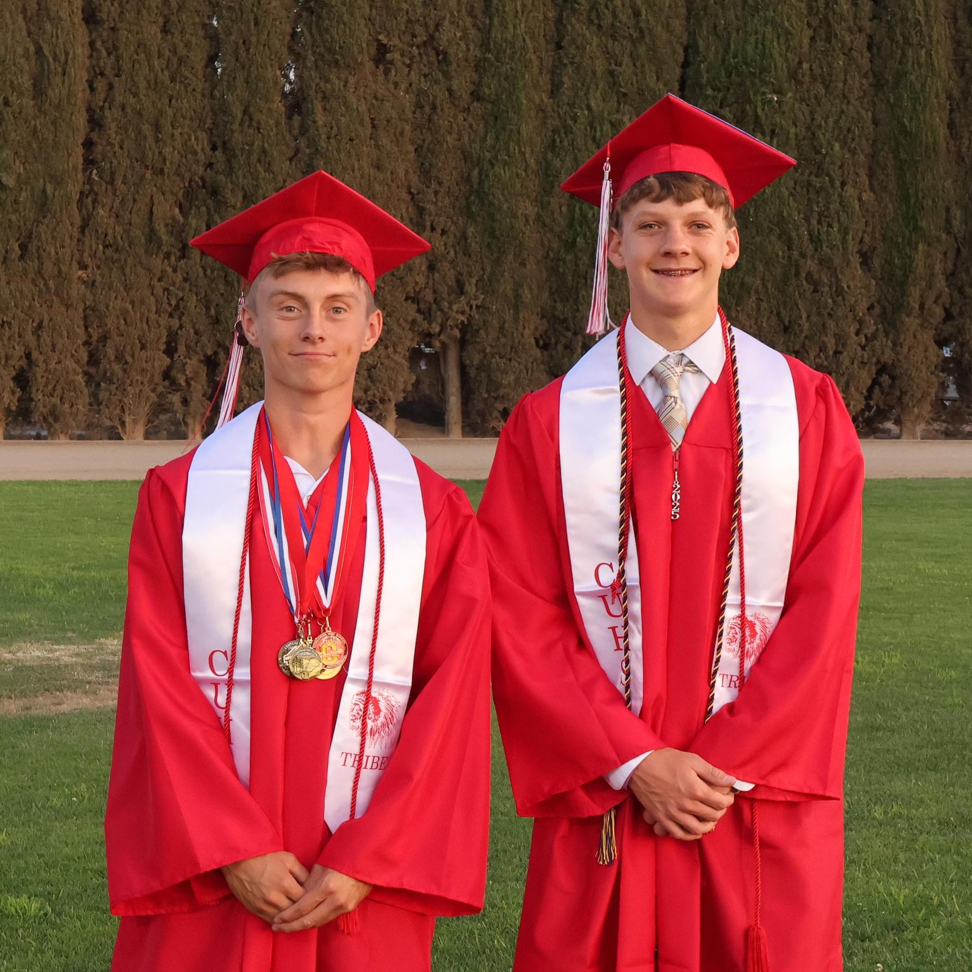 seniors posing together before walking in to graduation