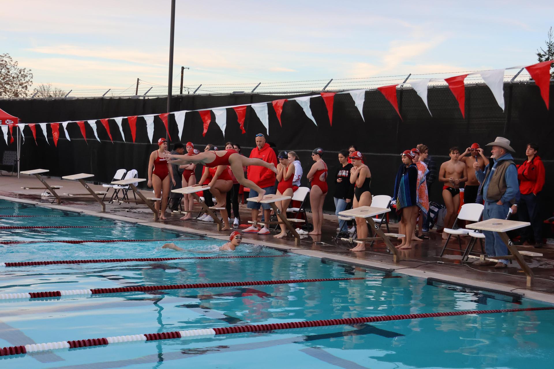 girls swimmers competing in the 400 free relay