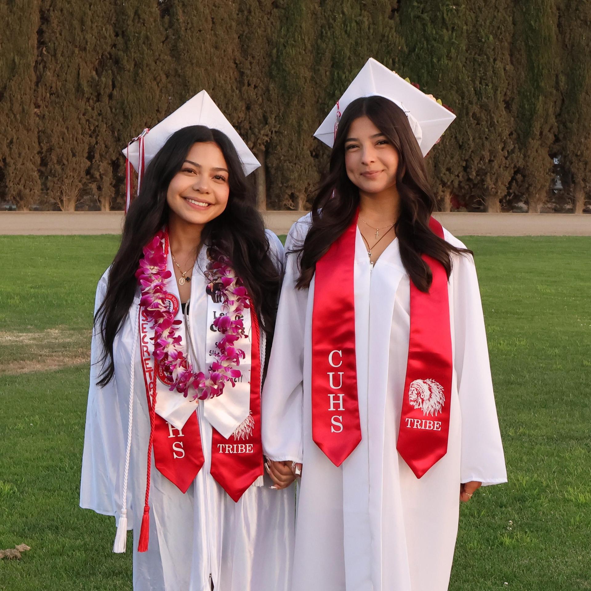 seniors posing together before walking in to graduation