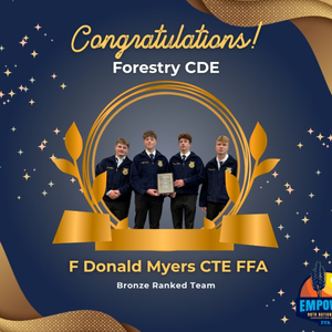 4 winning students from FFA award posing