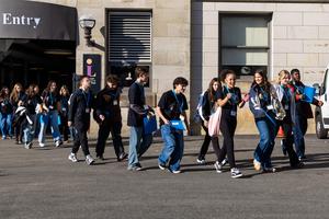 Students walk into the museum