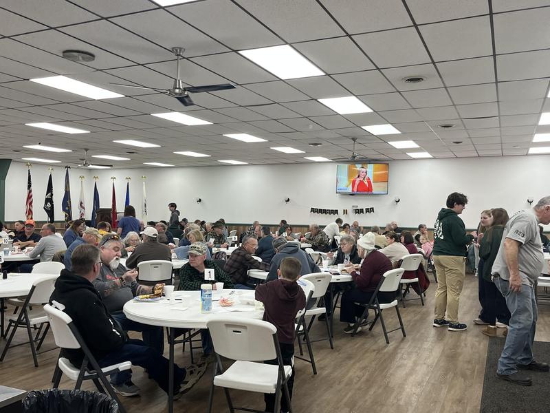 hall full of people eating breakfast