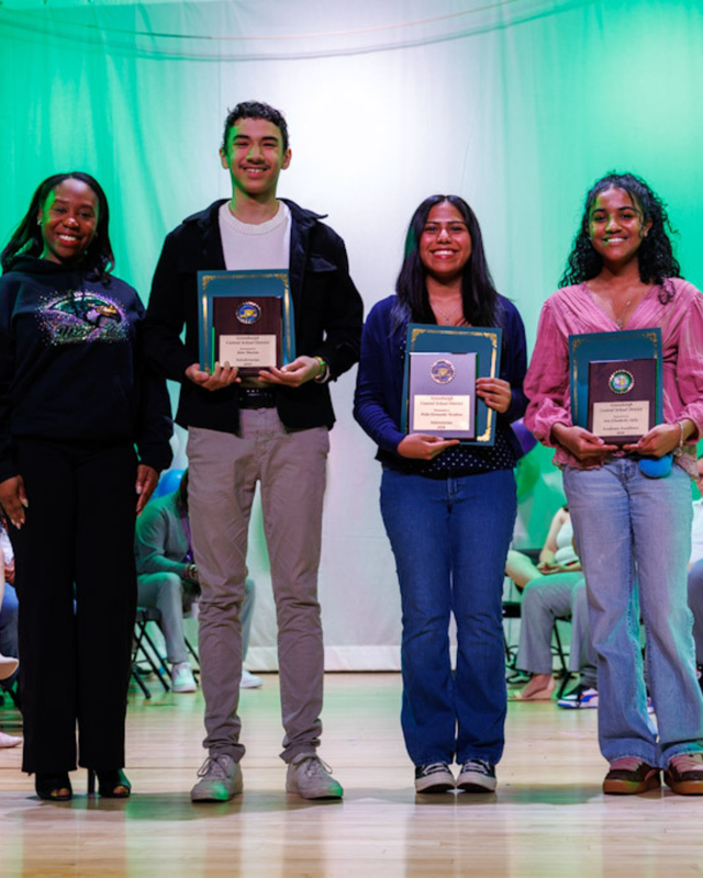 Superintendent pictures with top three academic seniors in class