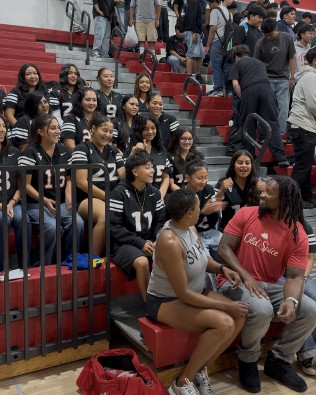 Todd Gurley takes a picture with the girls flag football team