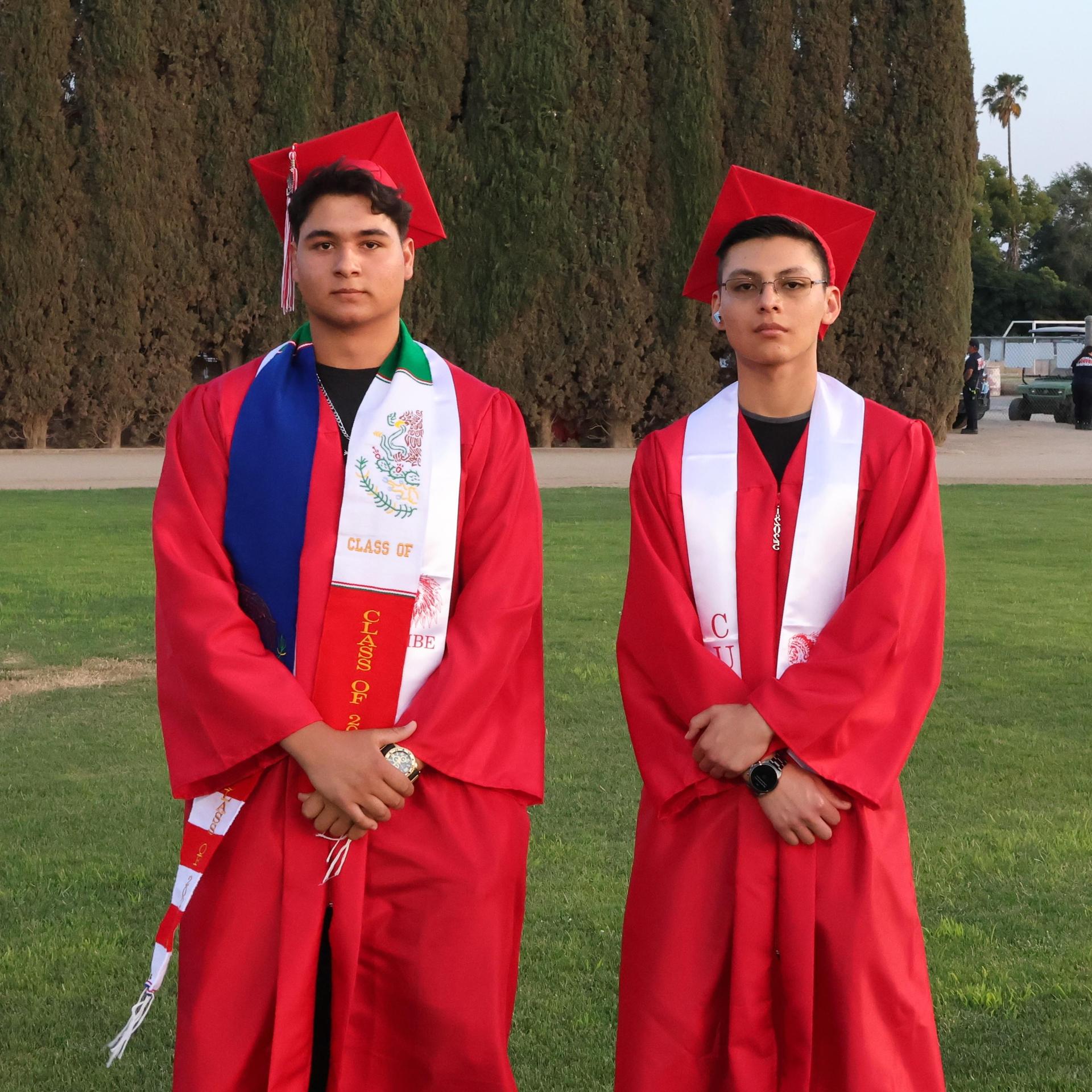 seniors posing together before walking in to graduation