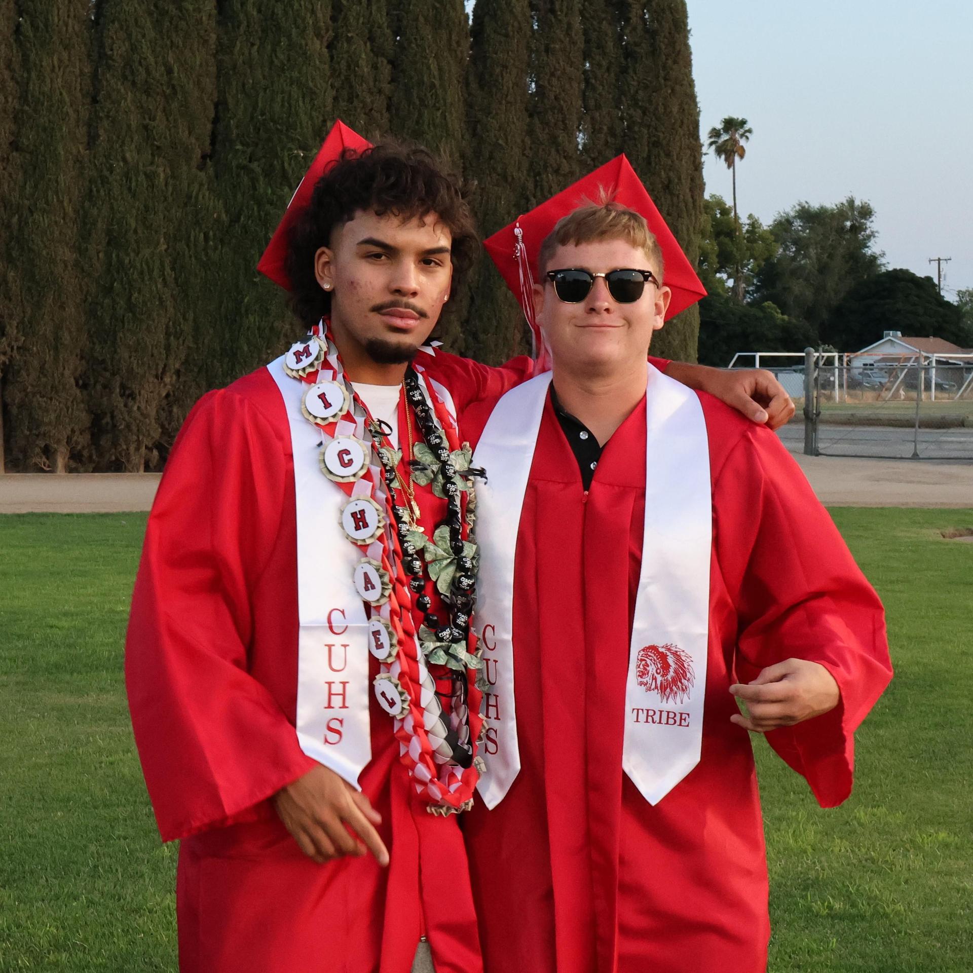 seniors posing together before walking in to graduation