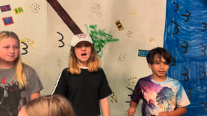 5th graders sing a song for musical