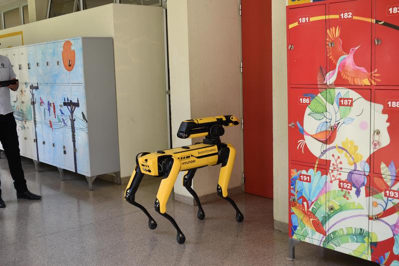 Spot war zu Besuch in unserer Schule! Featured Photo