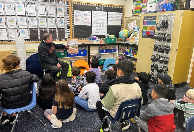 Superintendent Geoff Yantz reads to third grade students at Monterey Hills Elementary School. (Photo Courtesy of Priya Trachtenberg)