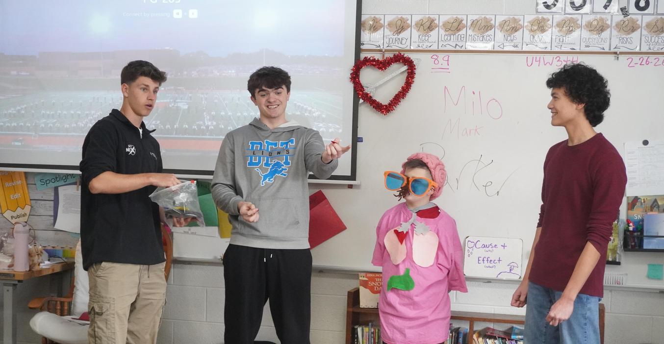 TKHS students show Page students how healthy lungs change with tobacco use.