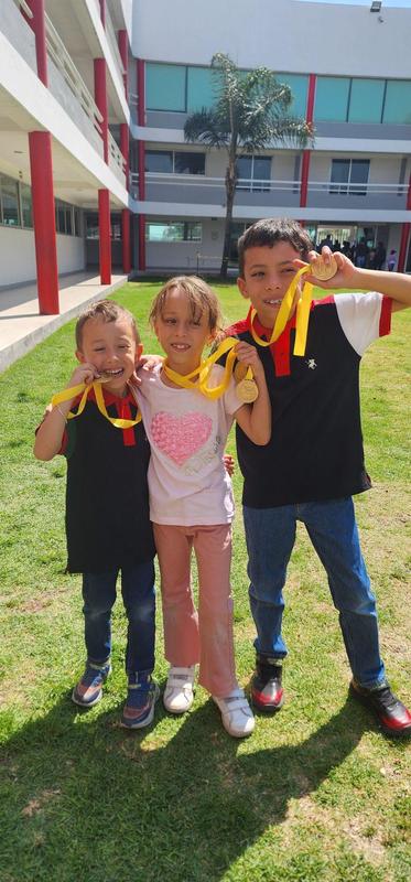 Muchas felicidades a los estudiantes Mateo, Maya y Miguel de la Peña Featured Photo