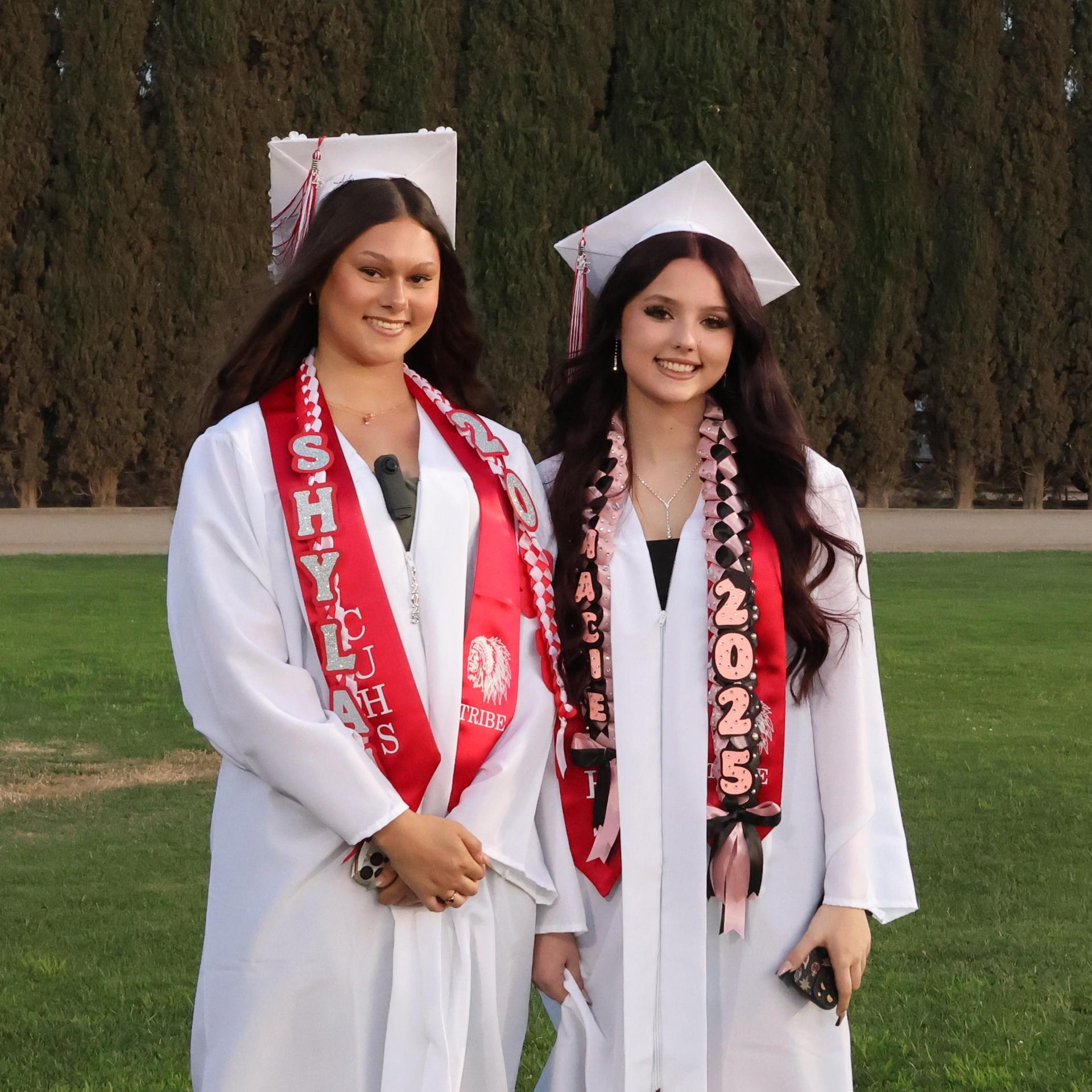 seniors posing together before walking in to graduation
