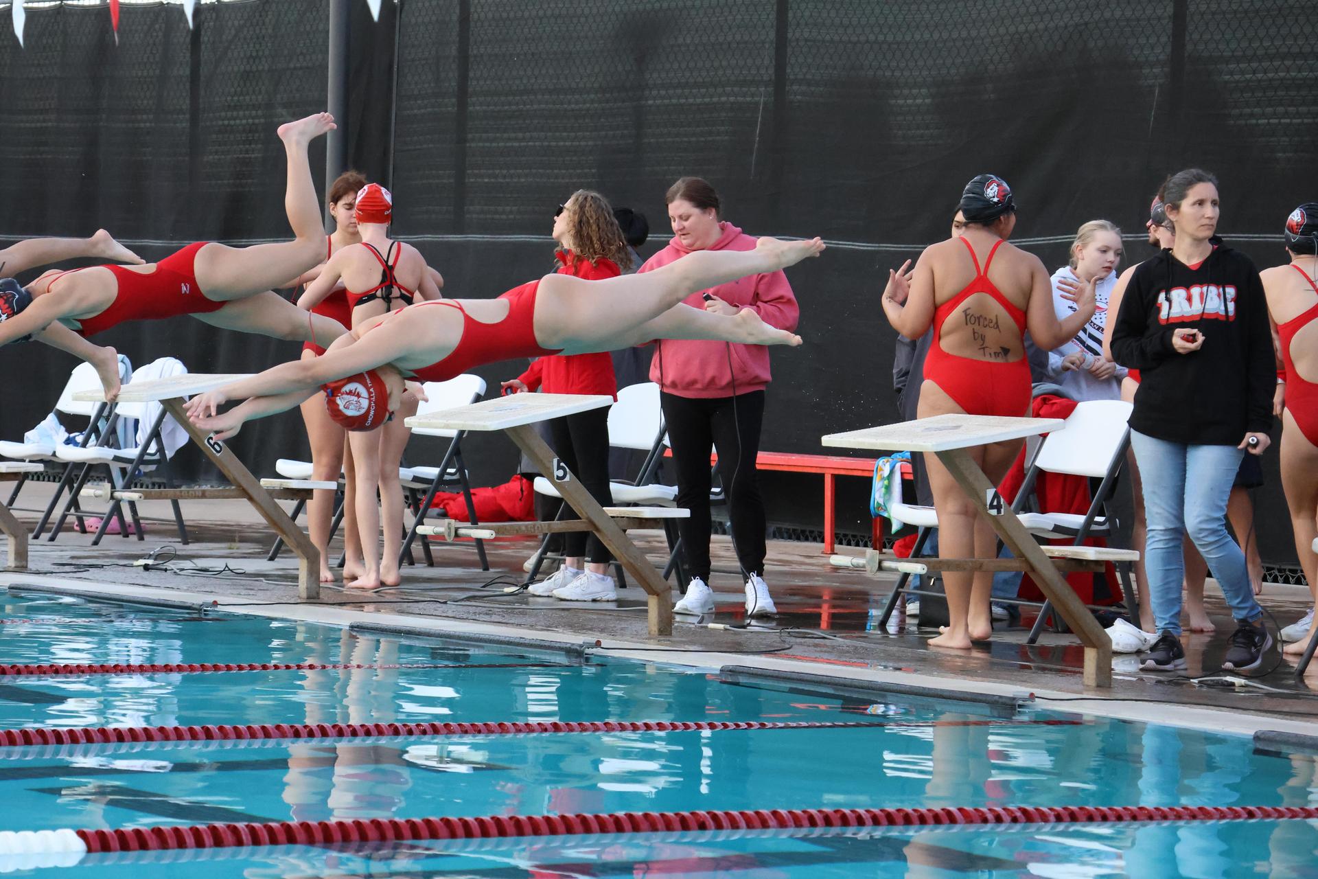 girls swimmers competing in the 400 free relay