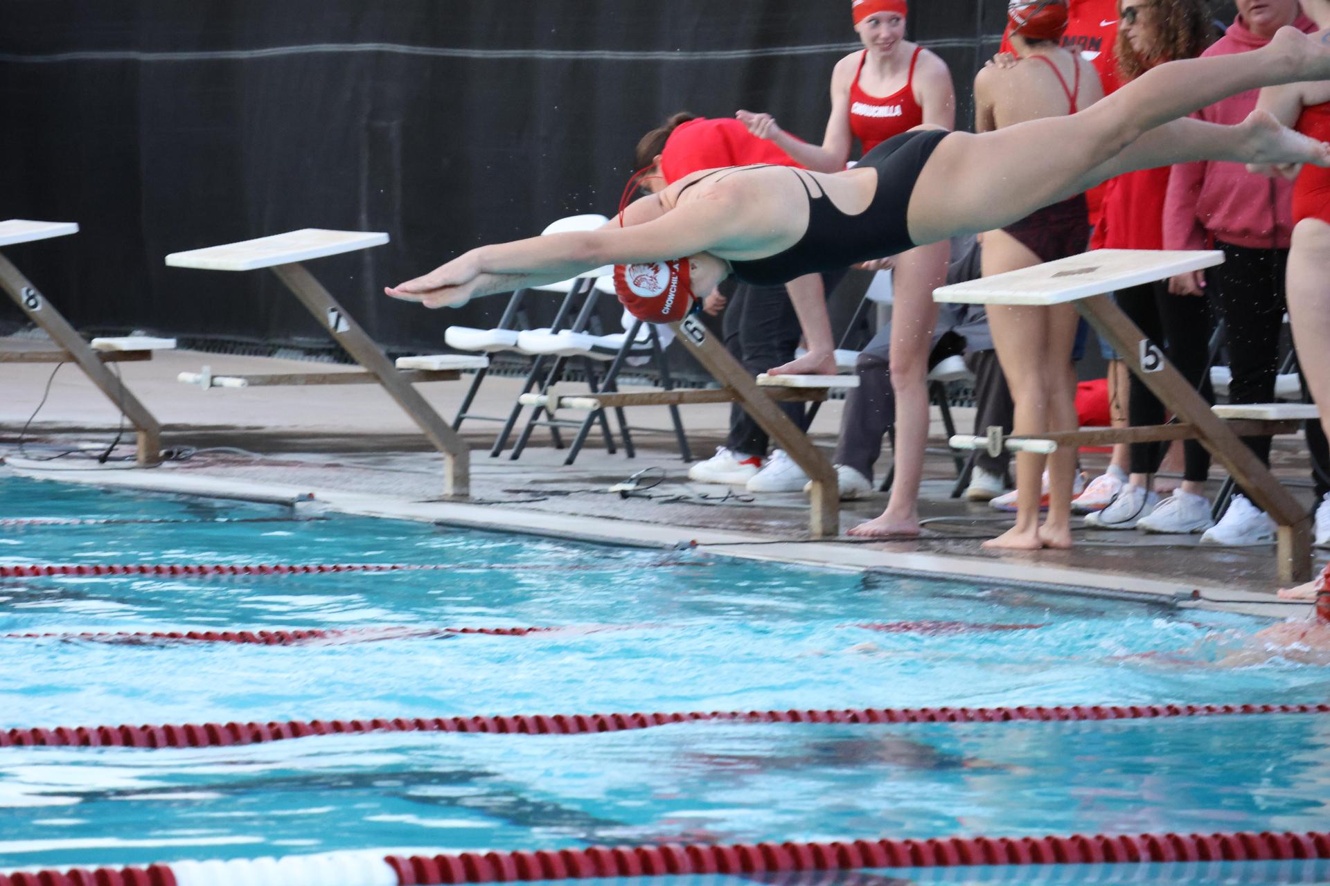 girls swimmers competing in the 400 free relay