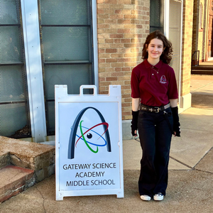 Mia Mruckovski next to GSA sign
