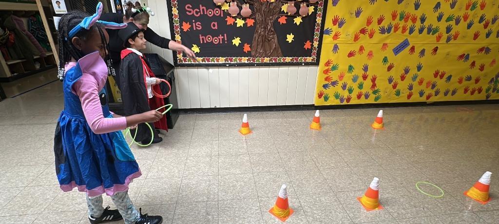 2 students play a ring toss game