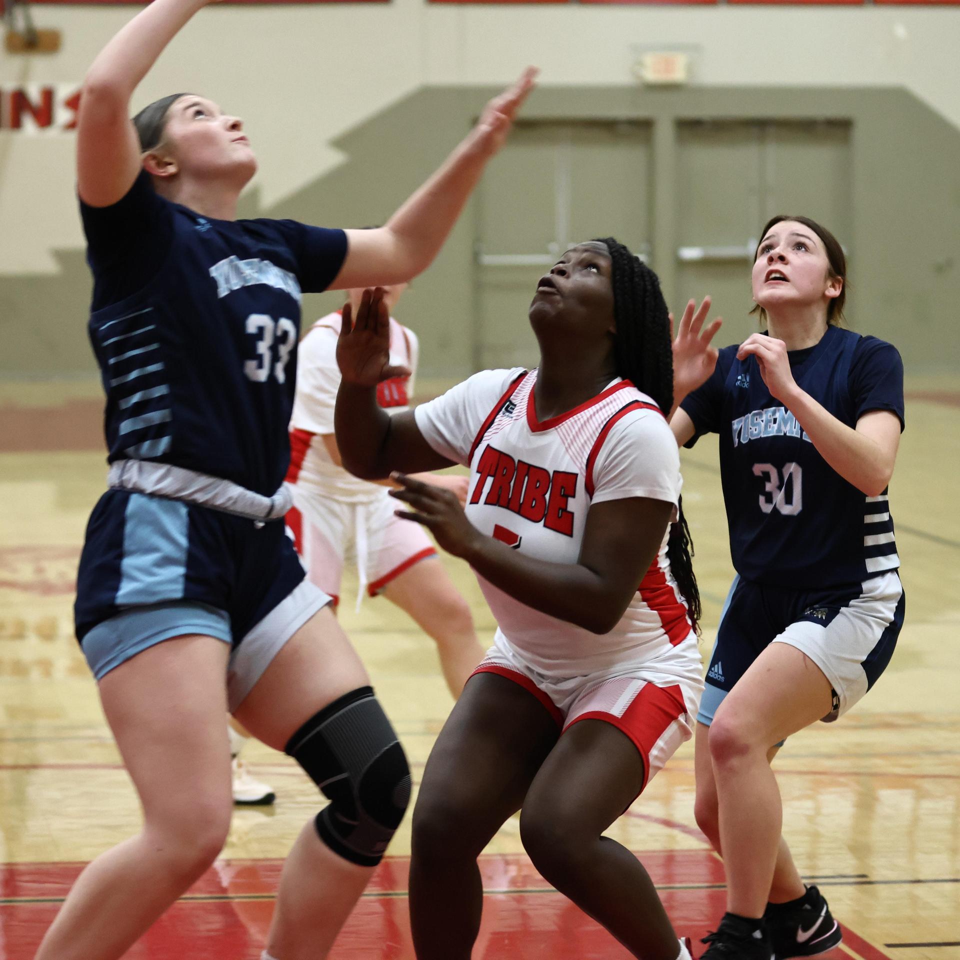 varsity girls playing against yosemite