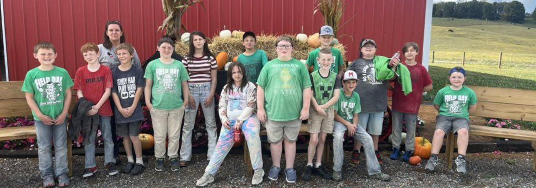 5th grade class on field trip to Richdale Farms