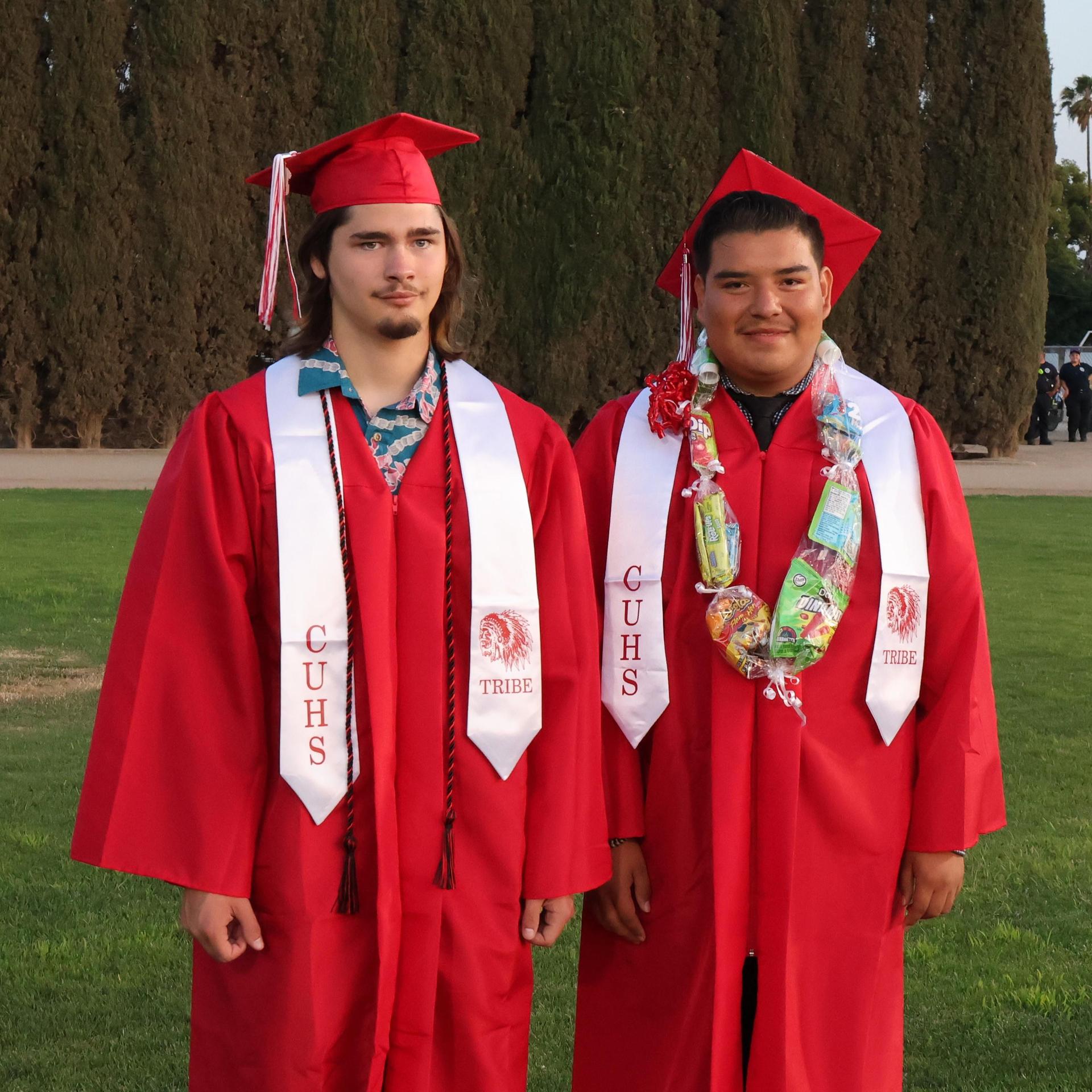 seniors posing together before walking in to graduation