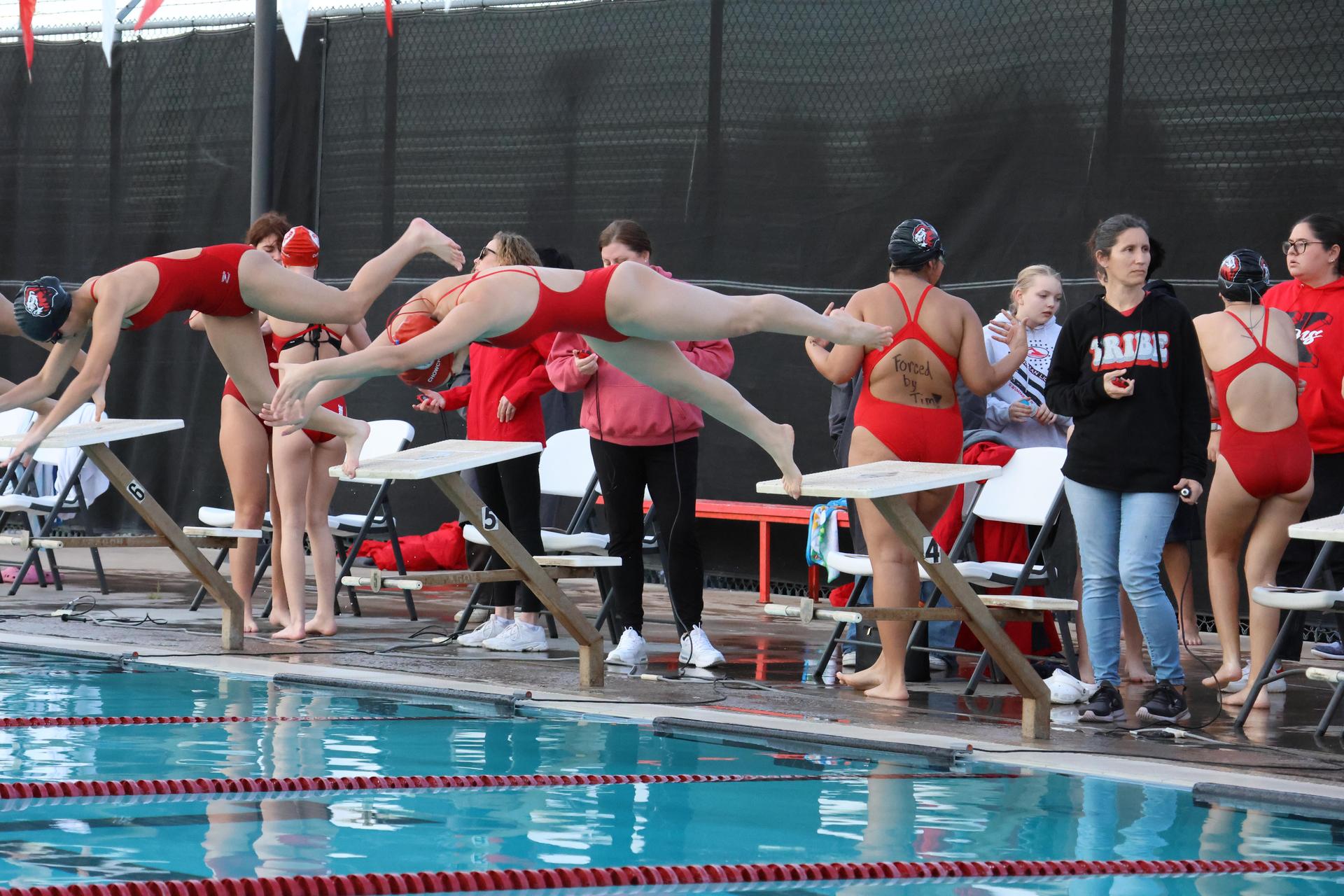 girls swimmers competing in the 400 free relay
