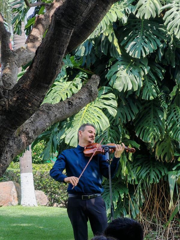 Alumnos de CEAM disfrutan de la visita del violinista internacional Cristian Fatu