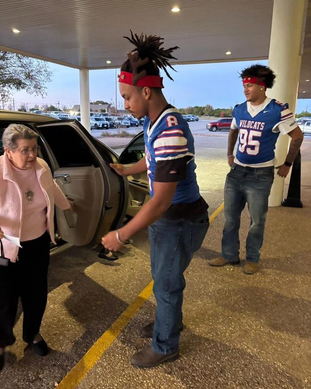 Temple HS student-athletes volunteer at Temple Senior Christmas Dinner