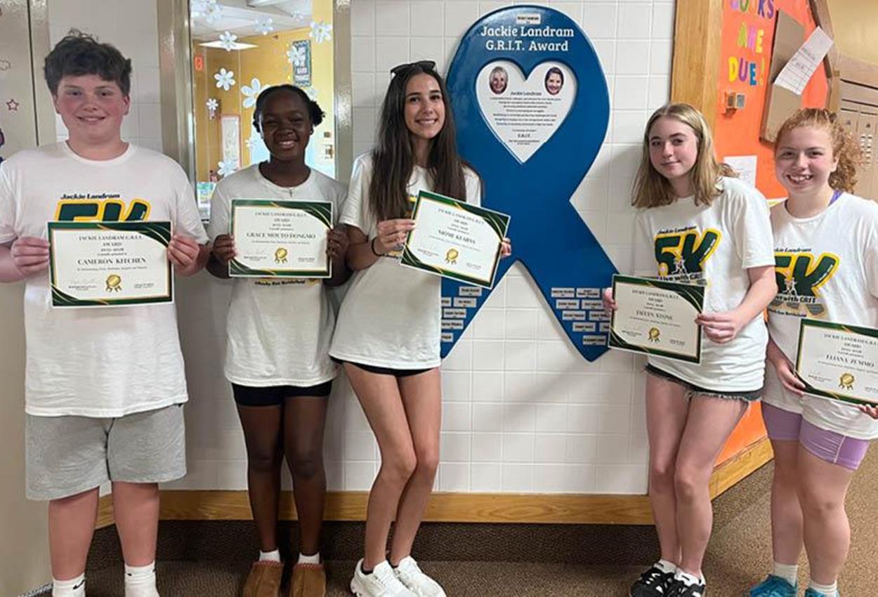 5 students who received the GRIT award hold their certificates