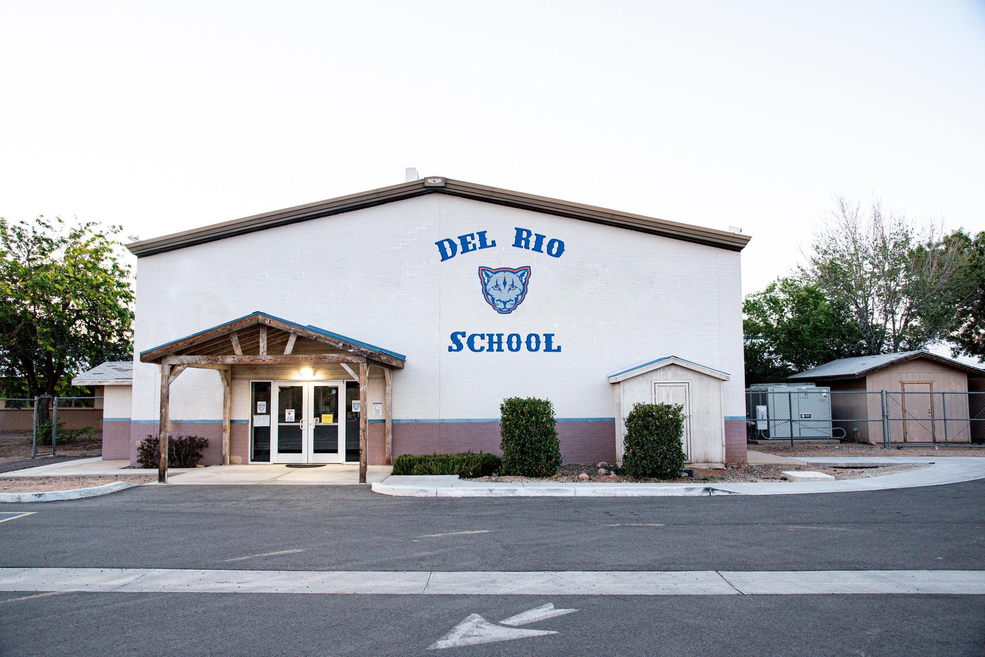 front entrance of del rio elementary school building