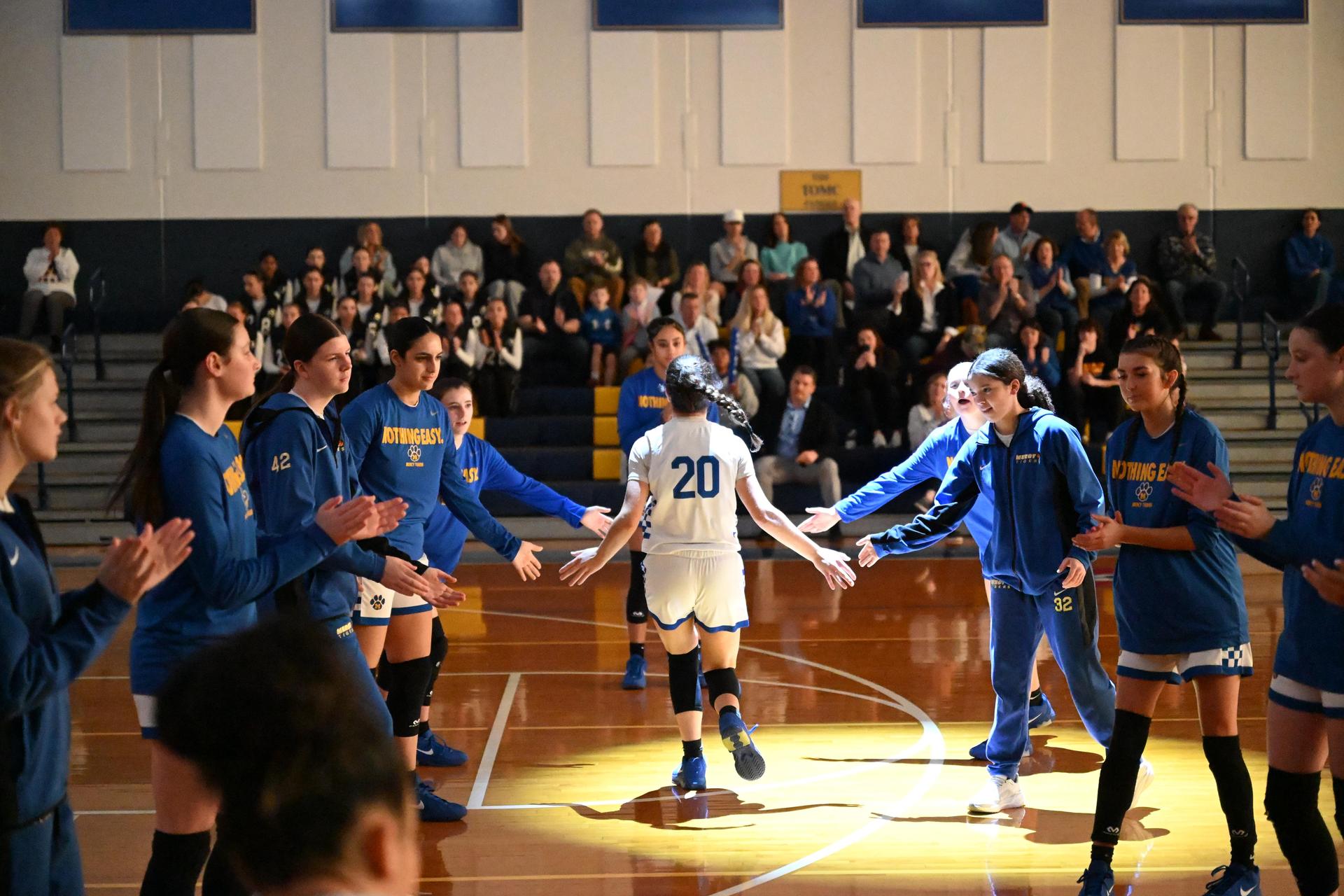Basketball players starting a game