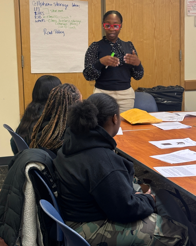 Dr. Chisolm leads a discussion of the SSAC