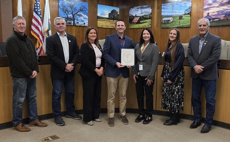 4 men and 3 women standing