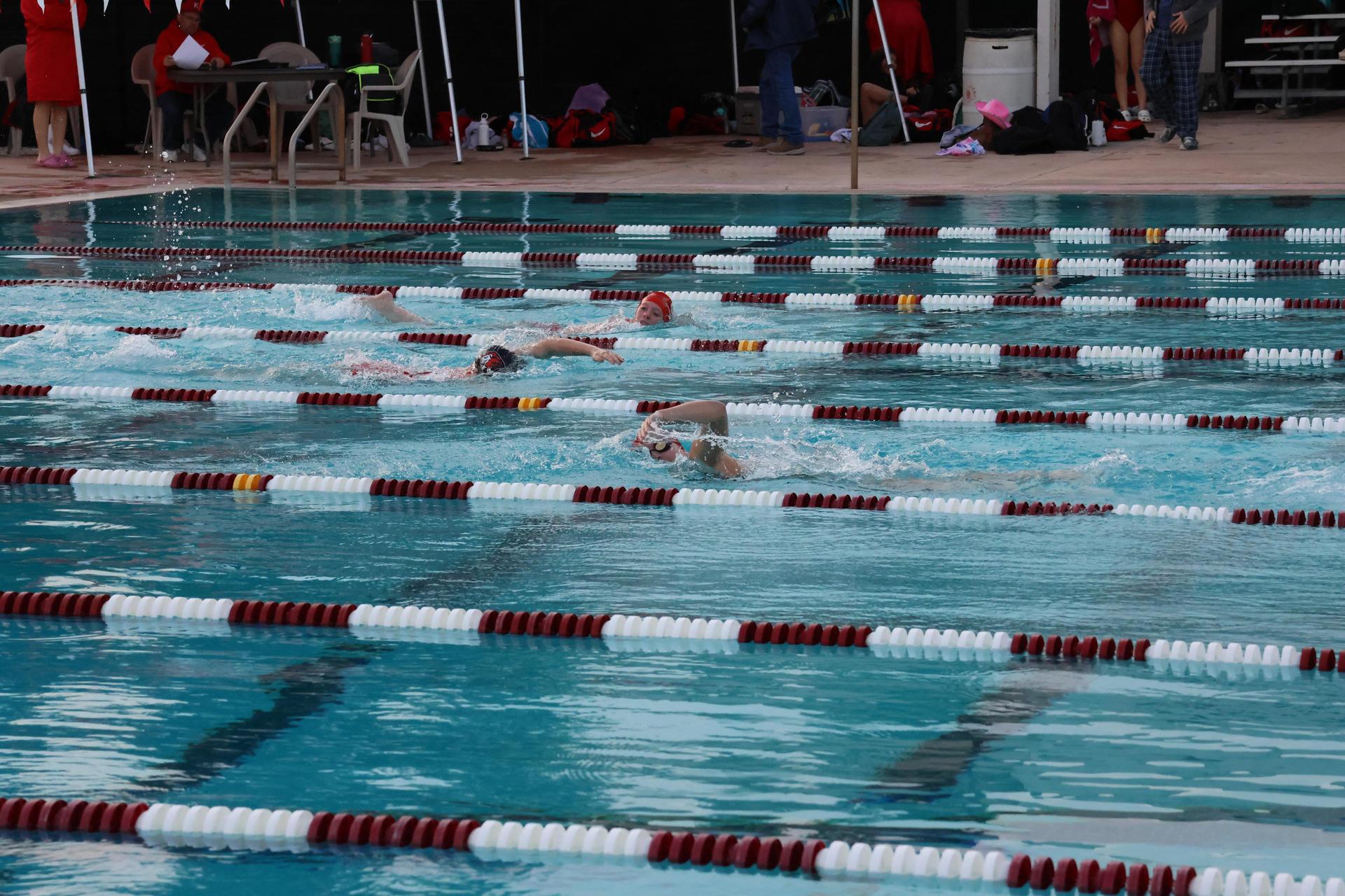 girls swimmers competing in the 400 free relay