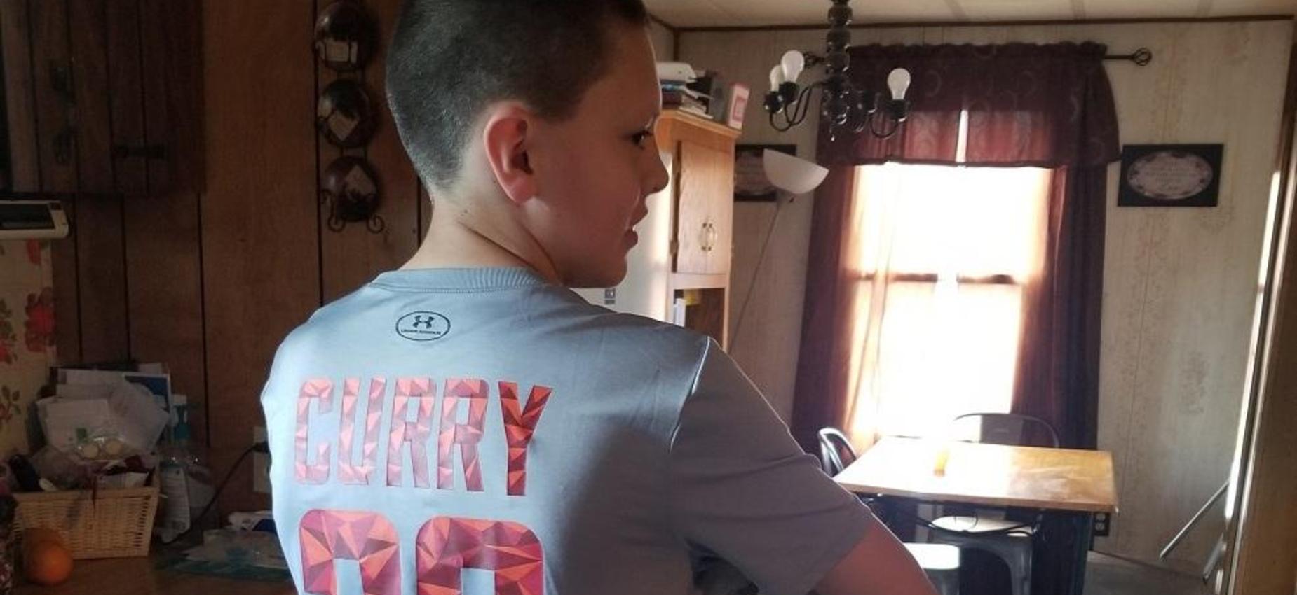 A student wears a Curry shirt.