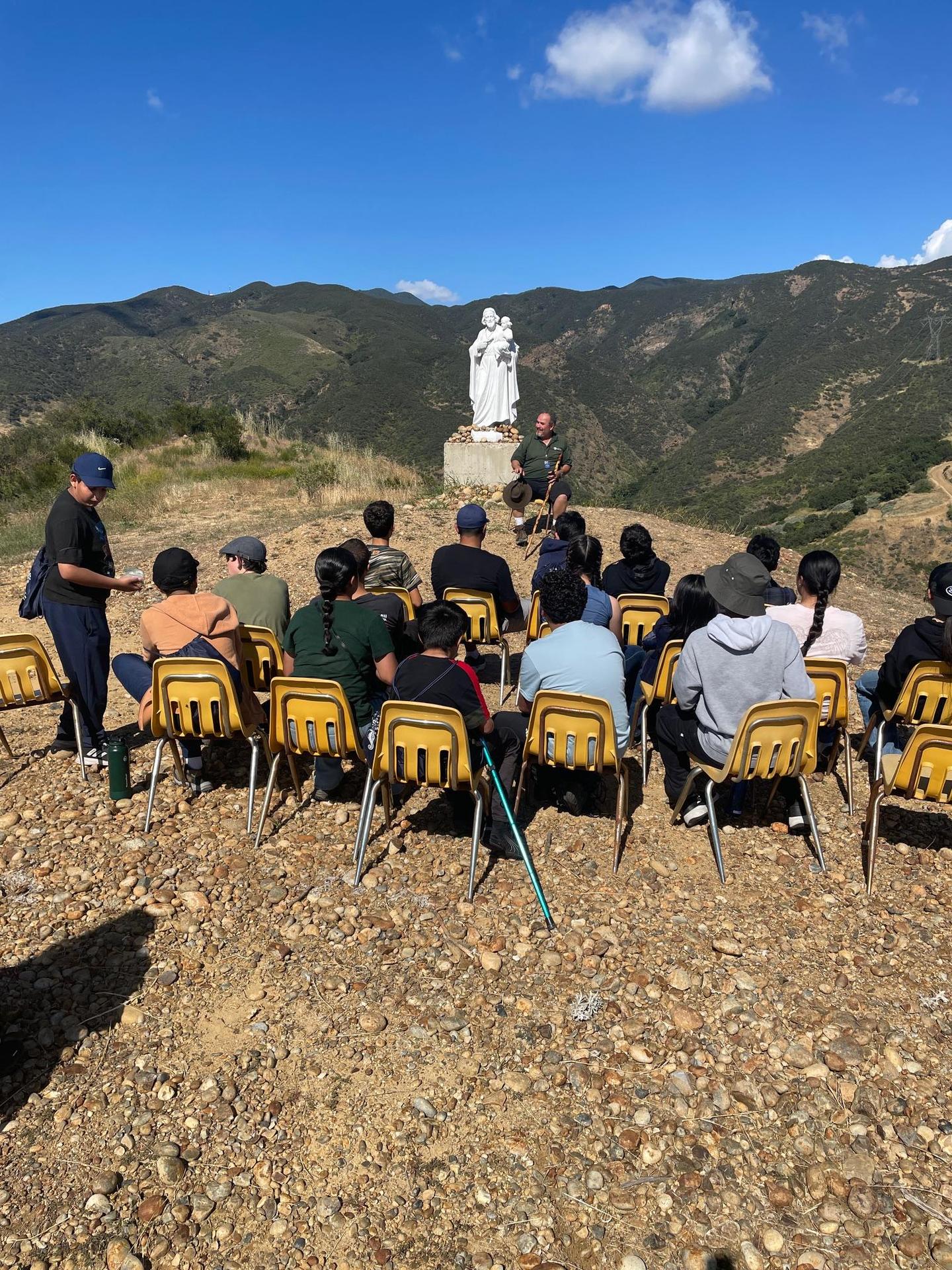 kids looking at a statue