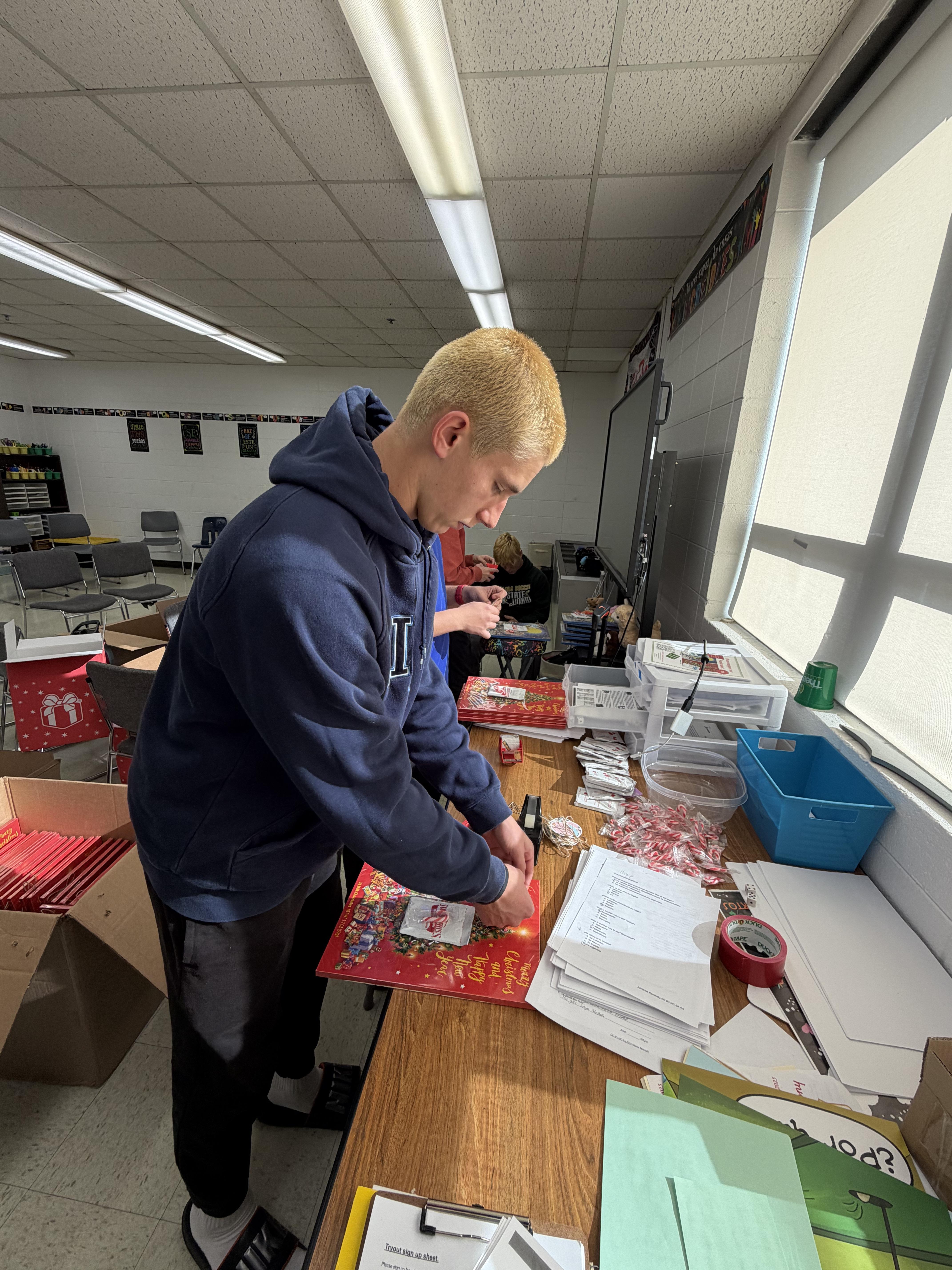 Spanish Honor Society preparing holiday countdown calendars