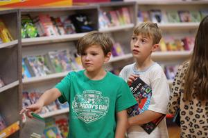 PYSchBookFair_10-7_05.JPG