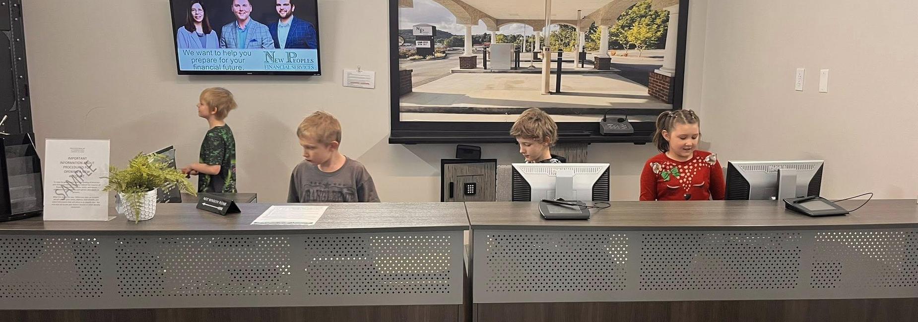 Students getting hands on learning abount banks on field trip to EO in Abingdon.