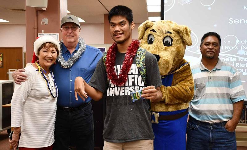 Senator Kidani provides turkey dinners