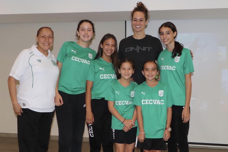Campeona mundial de natación visita el CECVAC Featured Photo