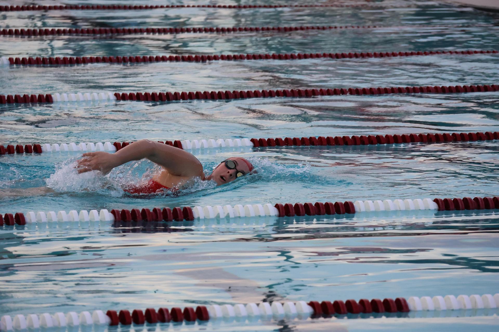 girls swimmers competing in the 400 free relay