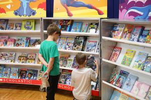 PYSchBookFair_10-7_02.JPG